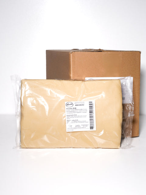 Ein Block hochwertiges Marzipan (70:30 Mandel-Zucker-Verhältnis) von Lemke, vakuumverpackt mit klarer Produktkennzeichnung. Perfekt für Konditoren, Backwaren und Desserts. Verpackt in einer stabilen Versandbox.