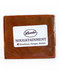 Ein Block dunkles Haselnuss-Nougat von Lemke mit der Aufschrift "Nougatainment". Hochwertiges Nougat, ideal für Pralinen, Desserts und Backwaren. Perfekt für professionelle Anwendungen und Feinschmecker.