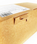 Nahaufnahme einer stabilen Kartonverpackung von Lemke für Haselnussnougat. Klare Produktkennzeichnung mit Etikett und sicherer Verschlussmechanismus. Perfekt für Transport und Lagerung.