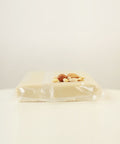 Ein Block Marzipan im Verhältnis 1:1 von Lemke, vakuumverpackt und dekoriert mit geschälten und ungeschälten Mandeln. Ideal für hochwertige Backwaren, Pralinen und kreative Desserts. Perfekt für professionelle Anwendungen.